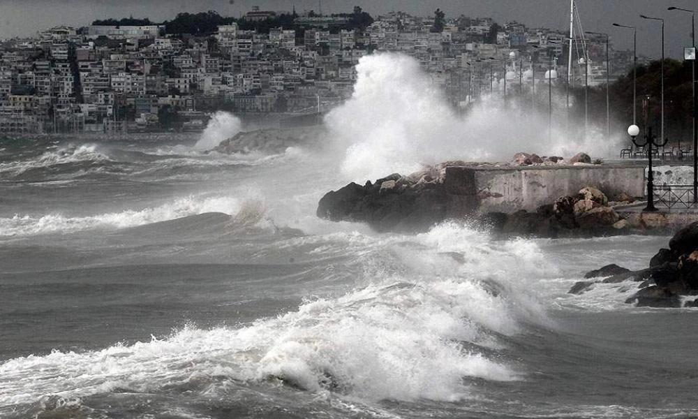 Καιρός: Επελαύνει κακοκαιρία-εξπρές - Θυελλώδεις άνεμοι, καταιγίδες και χιόνια στα ορεινά το Σαββατοκύριακο